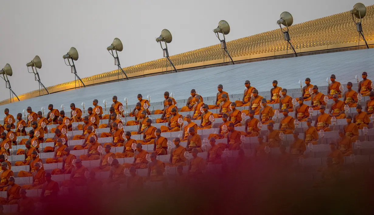 Biksu Buddha menghadiri perayaan Makha Bucha di tengah pandemi COVID-19, di Wat Dhammakaya, utara Bangkok, Jumat (26/2/2021). Upacara keagamaan ini pun menjadi salah satu yang terbesar di Thailand karena banyaknya umat Buddha yang tinggal di wilayah Gajah Putih. (Jack TAYLOR/AFP)