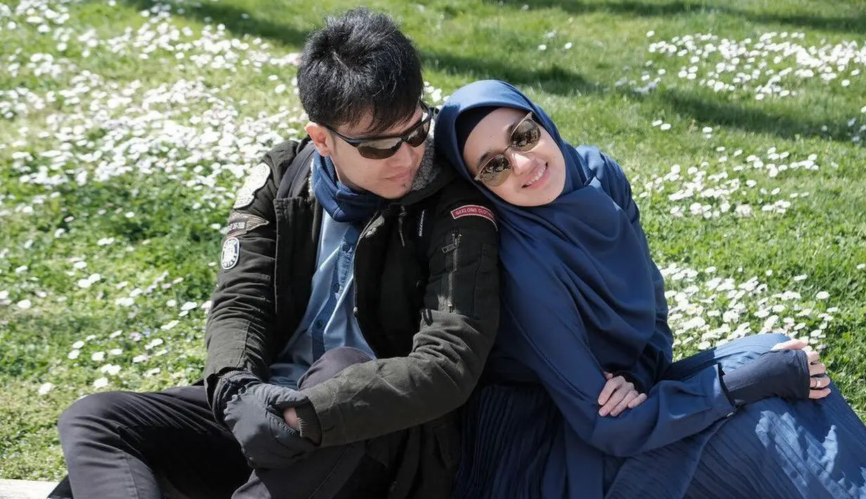 Sejak menikah 13 tahun lalu, rumah tangga pasangan selebriti Dimas Seto dan Dhini tak pernah ada gosip miring. Keduanya juga menunjukkan kemesraannya seperti masih pacaran. [Instagram/dimasseto_1/dhiniaminarti]