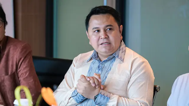 Menteri Ekonomi Kreatif, Teuku Riefky Harsya, menerima audiensi dari Yayasan Rawindra Kata Hara di Kantor Kementerian Ekraf, Rabu (12/11/2025) (dok. Biro Komunikasi Publik Kemenekraf)