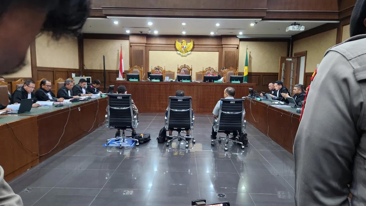 Uang itu wajib dibayarkan dan apabila terdakwa tidak sanggup akan diganti dengan pidana penjara.