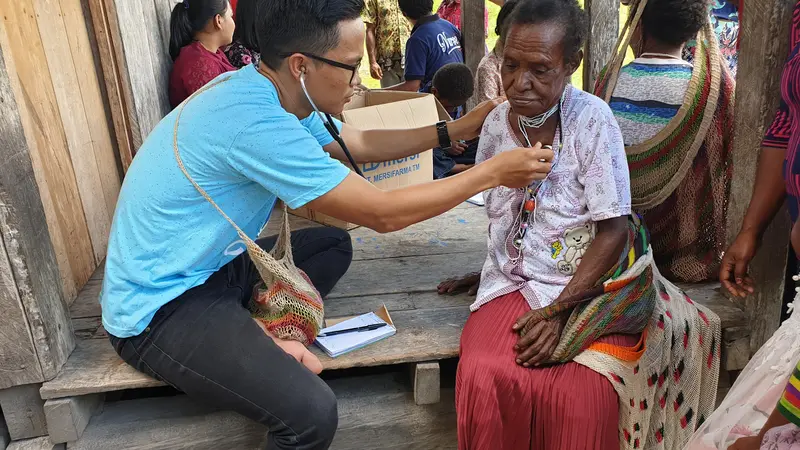 Dokter Yandry Pamangin tengah memeriksa pasien.