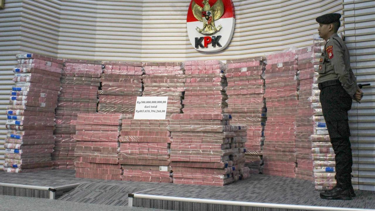 FOTO: KPK Pamerkan Rp 300 Miliar Uang Sitaan saat Serahkan Rp 883 Miliar ke Taspen