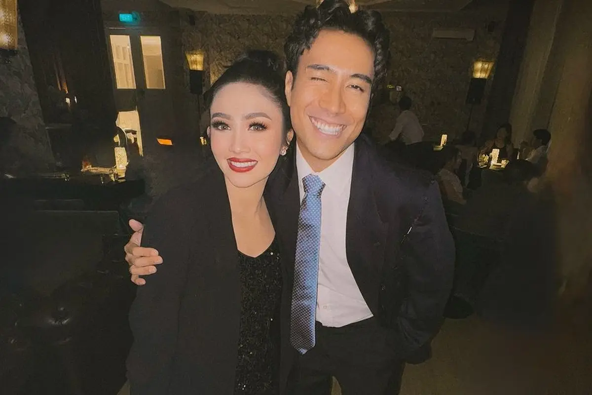 Perpaduan Gaya Glamor dan Kasual Febby Rastanty di After Party Pernikahan, Tampil Kece dengan Sneakers