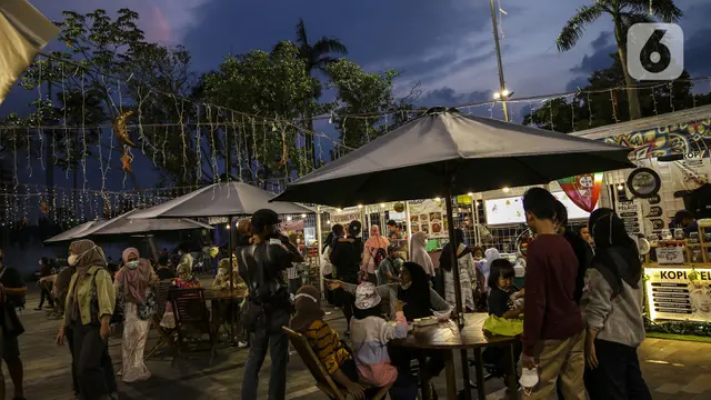 FOTO: Tak Boleh Mudik, Warga Jakarta Liburan Lebaran ke Mal
