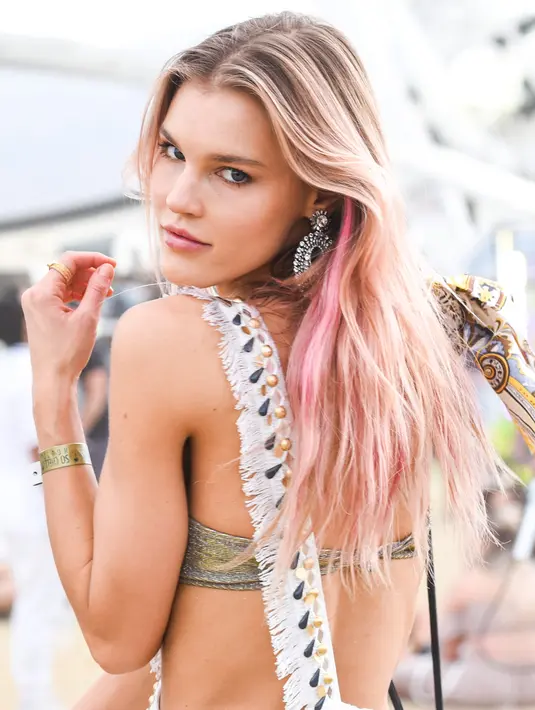 Penonton wanita berpose saat menghadiri Coachella Music & Arts Festival 2018 di Empire Polo Club di Indio, Calif (15/4). Festival ini selalu ditunggu oleh pencinta musik dunia dan selebriti Hollywood. (AFP Photo/Presley Ann)