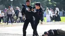 Usai upacara, perayaan Hari Bhayangkara ke-79 di Banda Aceh dilanjutkan dengan berbagai atraksi. (CHAIDEER MAHYUDDIN/AFP)