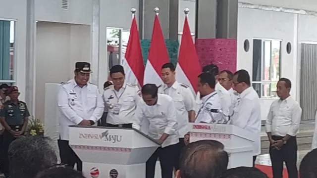 Presiden Jokowi meresmikan operasional kereta api atau KA Makassar-Parepare lintas Maros-Garongkong.