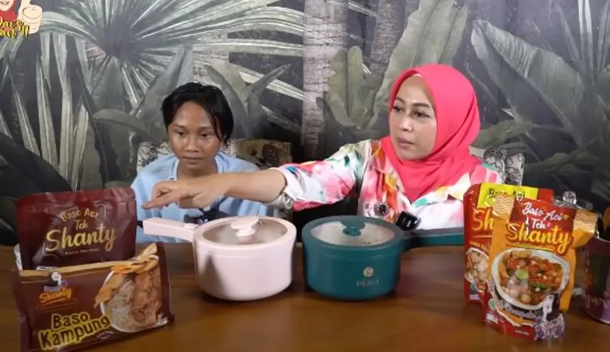 Tak hanya Denny Cagur, Shanty Denny turut mengajak Fajar untuk makan seblak. Momen Shanty ajak Fajar makan seblak yang tayang di YouTubenya ini viral. Fajar mulai terlihat tidak bersedih lagi dan sisi lain Fajar saat cicipi makanan pun bisa disaksikan warganet. (Liputan6.com/YouTube/Shanty Denny)