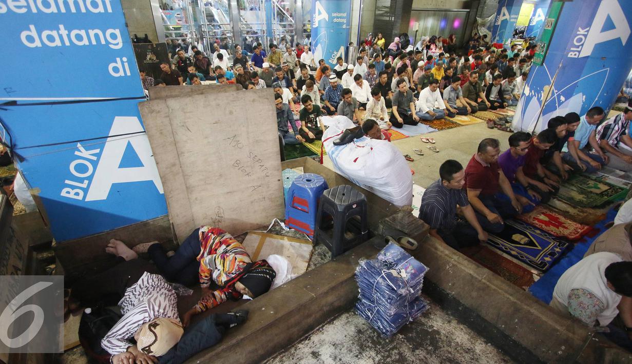 Pedagang melaksanakan Salat Jumat di pelataran pejalan kaki Pasar Tanah Abang, Jakarta, Jumat (10/6). Salat Jumat pertama di bulan Ramadan berlangsung khidmat di pasar tersebut, meskipun dilaksanakan di tempat seadanya. (Liputan6.com/Immanuel Antonius)