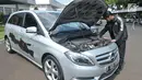Petugas montir mengecek mesin salah satu mobil untuk Lebaran Rescue 2017, Jakarta, Jumat (16/6). Lebaran Rescue adalah program tahunan yang digelar Mercedes-Benz untuk mendukung pelanggan kendaraan komersial. (Liputan6.com/Helmi Afandi)