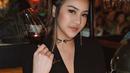 Senyum tipis Anya saat hanya pakai makeup simpel dan kenakan atasan hitam saat berada di sebuah restoran, jadikan dirinya tampil wah bak primadona (Liputan6.com/IG/anyageraldine)