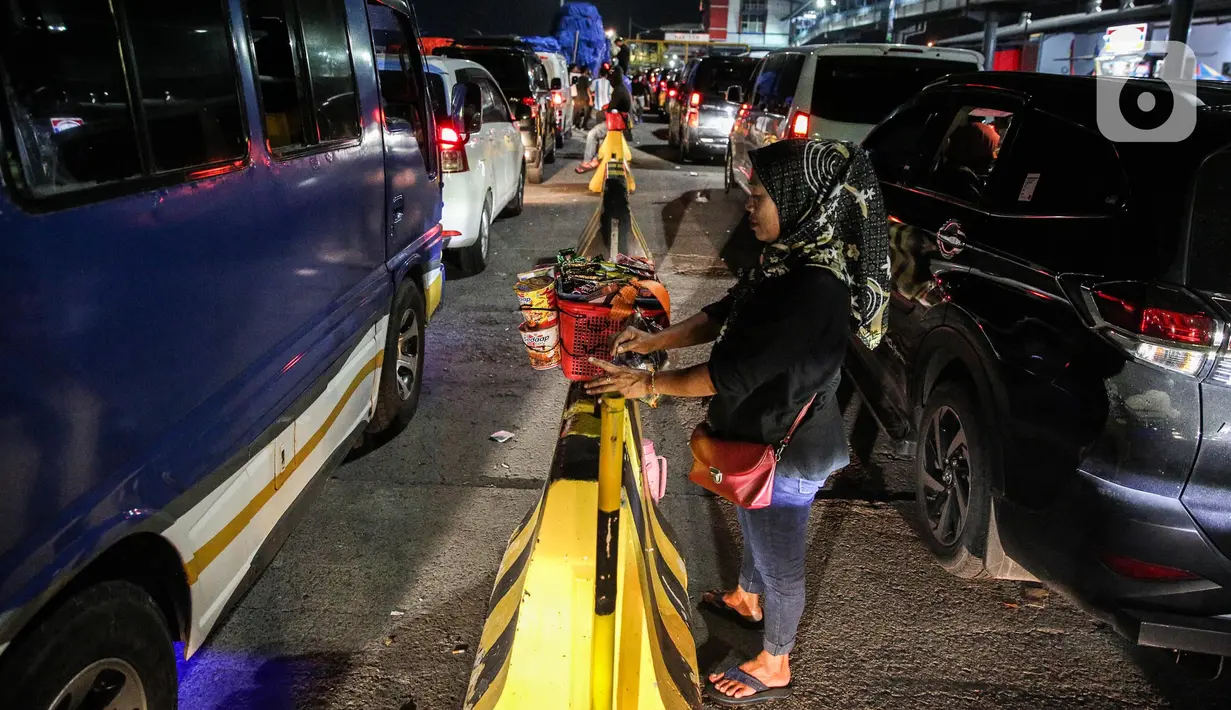 Pengalihan arus mudik pengendara motor ke Pelabuhan Ciwandan berdampak ke omset penjualan para pedagang keliling yang ada di kawasan Pelabuhan Merak. (Liputan6.com/Faizal Fanani)