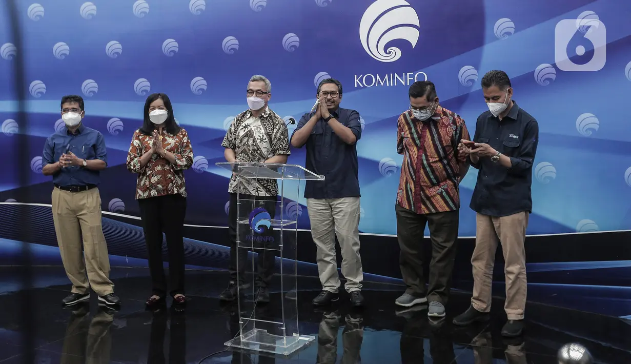 Dari kiri-kanan: Direktur Pengembangan Pita Lebar Kemenkominfo Marvels Situmorang, Staf Khusus Menteri Kemenkominfo Rosarita Niken Widiastuti, Direktur Jenderal IKP Usman Kansong, Direktur Jenderal SDPPI Kemenkominfo Ismail, Sekjen ATVSI Gilang Iskandar, dan Direktur Penyiaran Kemenkominfo Geryantika Kurnia saat konferensi pers terkait penerapan analog switch off (ASO) wilayah Jabodetabek di Gedung Kemenkominfo, Jakarta, Rabu (5/10/2022). Kementerian Komunikasi dan Informatika (Kemkominfo) memutuskan menunda penerapan analog switch off (ASO) di wilayah Jabodetabek yang seharusnya dilakukan pada hari ini 5 Oktober 2022 menjadi 2 November 2022. (Liputan6.com/Johan Tallo)