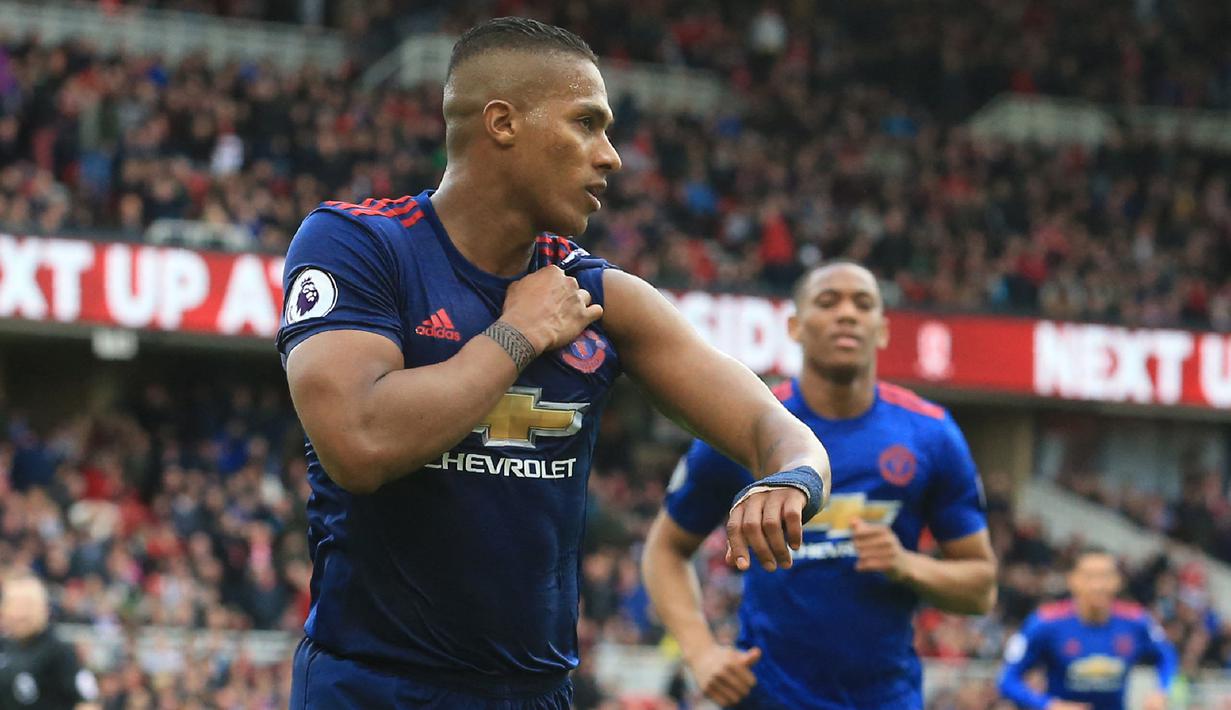 Antonio Valencia. Bek kanan ini didatangkan dari Wigan dengan nilai 16 juta pound pada musim 2009/2010. Total 10 musim bersama Manchester United, ia tampil dalam 339 laga dengan mencetak 25 gol. Ia dilepas gratis ke LDU Quito pada 2019 saat kontraknya berakhir. (Foto: AFP/Lindsey Parnaby)