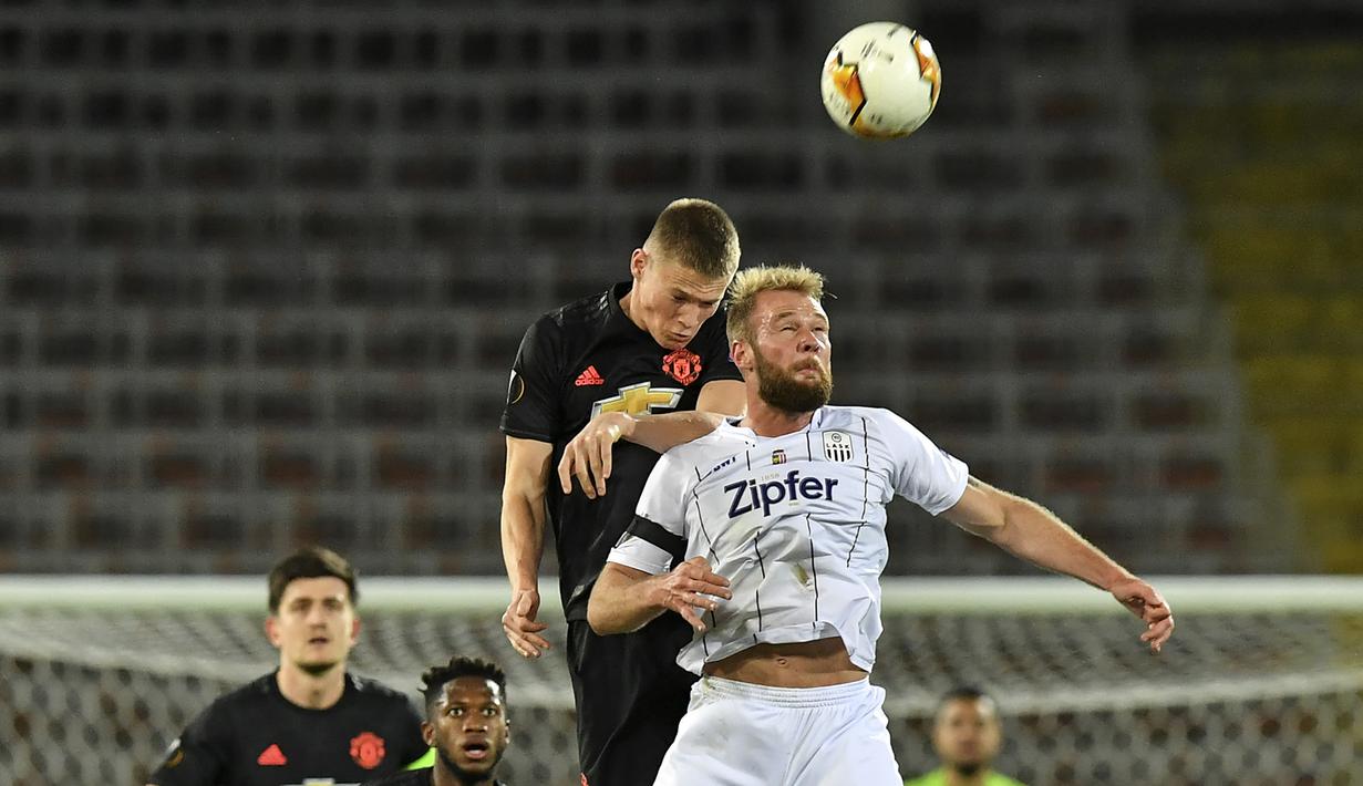 Gelandang Manchester United, Scott McTominay, berebut bola atas dengan pemain LASK pada leg pertama 16 besar Liga Europa di Linzer Stadion, Linz, Austria, Jumat (13/3). Manchester United menang telak 5-0 atas LASK. (AP/Kerstin Joensson)