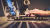 Perhatikan ulasan produk dari pembeli sebelumnya. (dok. Unsplash.com/John Schnobrich)