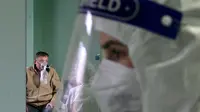 Seorang pasien COVID-19 yang diintubasi duduk di unit perawatan intensif di sebuah rumah sakit di Kiev pada 2 November 2021. Salah satu negara termiskin di Eropa, Ukraina, telah dilanda lonjakan infeksi varian Delta yang lebih menular dari virus corona lain. (Sergei SUPINSKY/AFP)