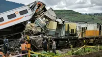 Kecelakaan ini terjadi di antara Stasiun Haurpugur-Stasiun Cicalengka pada Jumat (5/1/204) pukul 06.03 WIB. KAI meminta maaf karena perjalanan kereta api lainnya terganggu akibat insidrn tersebut. Dia menyebut proses evakuasi gerbong tengah dilakukan. (TIMUR MATAHARI/AFP)