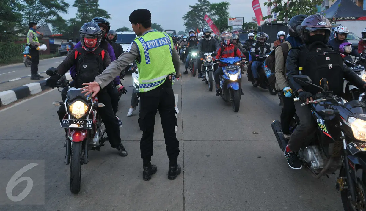 Petugas mengatur kendaraan yang terjebak kemacetan di jalan Lamaran, Karawang, Sabtu (2/7). Kemacetan tersebut terjadi akibat pemisahan jalur antara roda dua dengan roda empat untuk mengantisipasi jalur mudik Pantura. (Liputan6.com/Gempur M Surya)