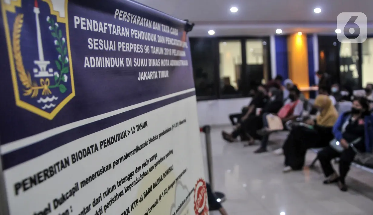 "Jumlah layanan pendatang pascaLebaran sampai dengan 2 Mei 2023, datang tetap luar DKI 1.202 jiwa, nonpermanen 26 jiwa. Total pendatang 1.228 jiwa," terang Budi. (merdeka.com/Iqbal S. Nugroho)