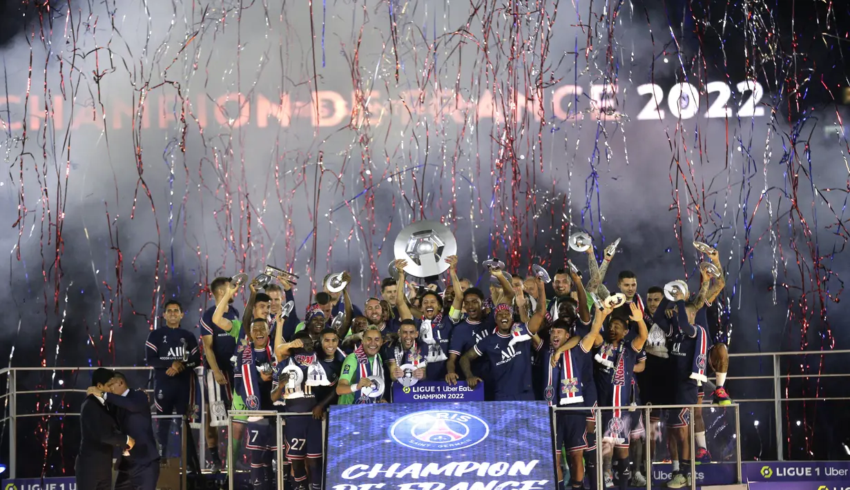 Tim Paris Saint Germain merayakan gelar juara Liga 1 Prancis dengan mengangkat trofi usai pertandingan akhir musim melawan Metz di stadion Parc des Princes di Paris, Prancis, Minggu (22/5/2022). PSG pesta lima gol ke gawang Metz. (AP Photo/Michel Spingler)