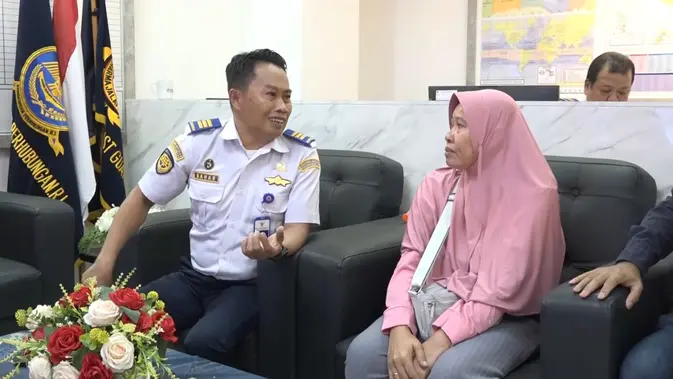 Keluarga Menanti Kepastian Nasib Kerabat Penumpang KMP Mutiara Santosa 2