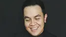 Tulus  sangat mengidolakan sesosok Alm.Chrisye karena menurutnya penampilannya begitu sempurna dan membuat semua orang menikmati charisma nya dalam menciptakan suasana musik yang sebenarnya.  (viainstagram@tulusm/Bintang.com)