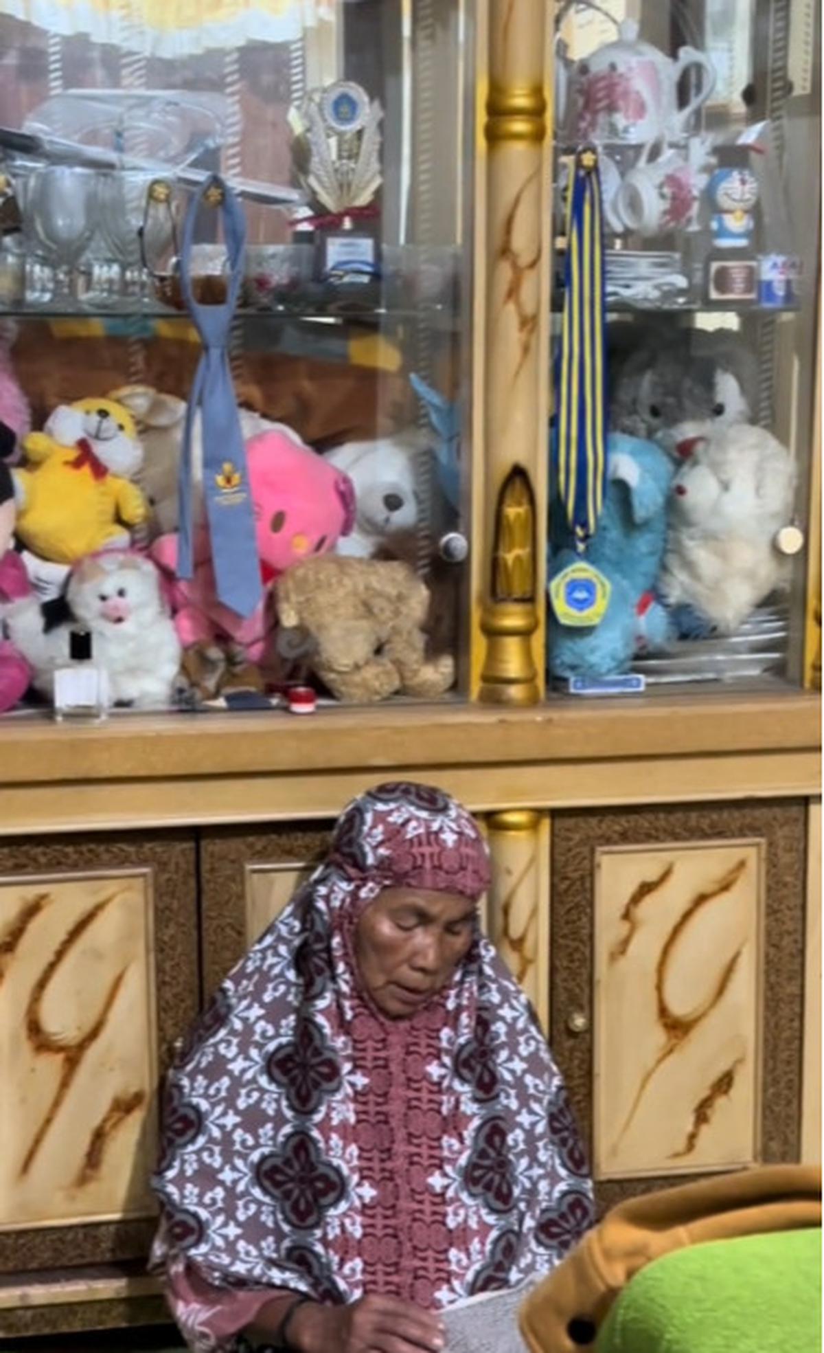 Selalu Tunggu Sang Cucu Kembali di Pintu Rumah, Momen Kedekatan Pria dengan Neneknya Ini Bikin Haru