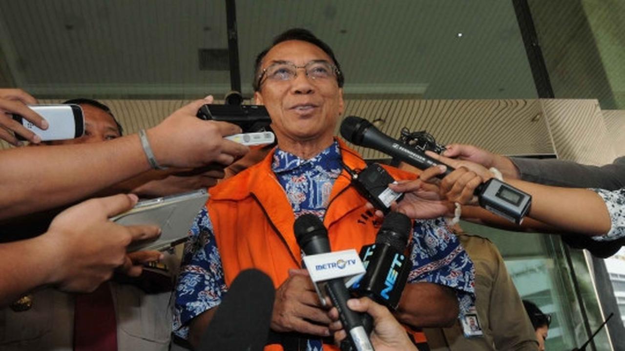 Usai diperiksa KPK, Jero Wacik umbar senyuman