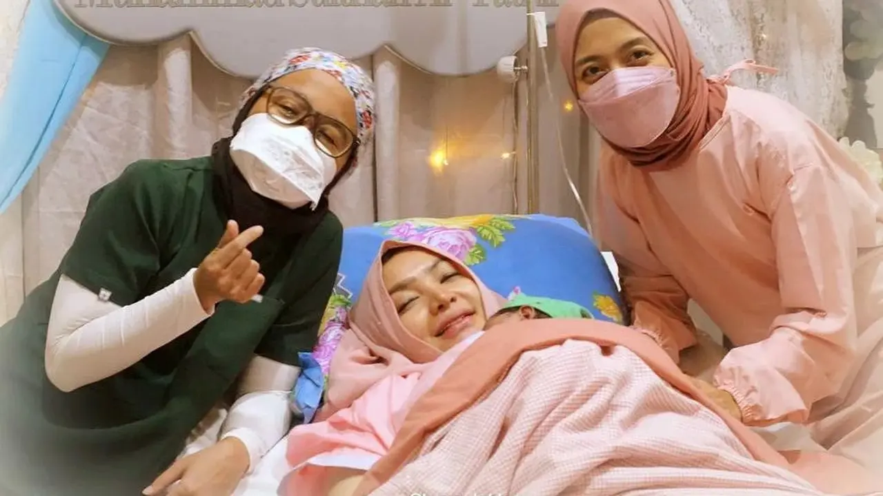 Lewat Persalinan Normal, Ini 6 Momen Haru Roro Fitria Melahirkan Anak Pertama