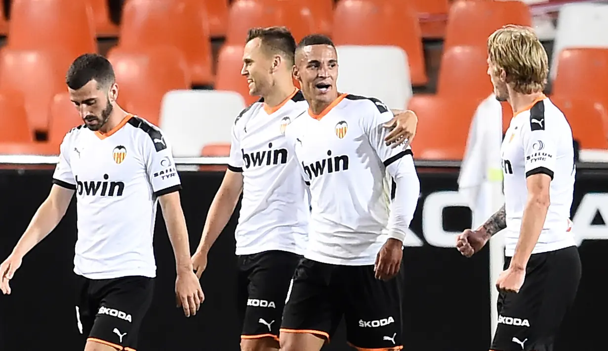 Pemain Valencia merayakan gol yang dicetak Rodrigo Moreno ke gawang Levante pada laga ke-28 Liga Spanyol di Stadion Mestalla, Sabtu (13/6/2020) dini hari WIB. Valencia bermain imbang 1-1 atas Levante. (AFP/Jose Jordan)