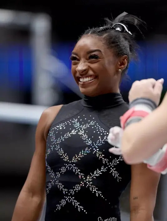 <p>Penampilan Simone Biles di Kejuaraan Senam AS tahun 2023, mengenakan custom crystal-embellished leotard karya GK Elite. [Foto: InStyle]</p>