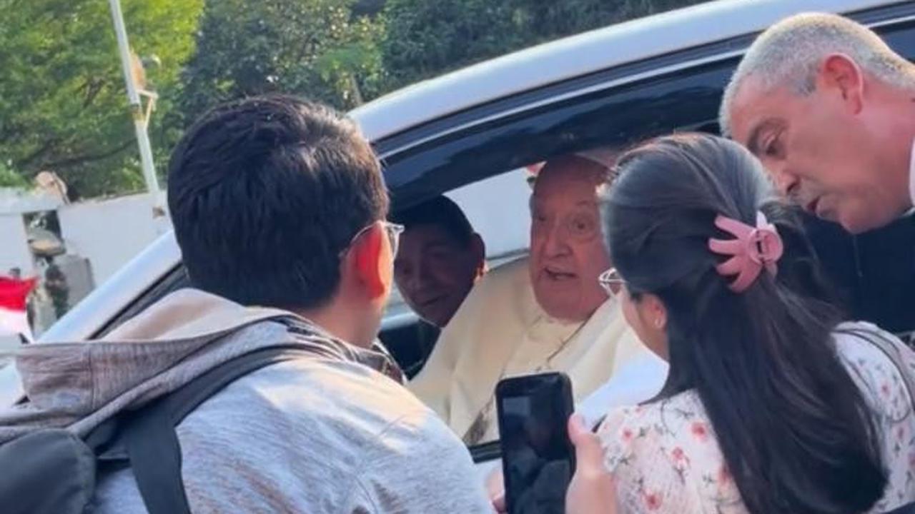 Viral, Begini Momen Ibu Hamil dan Kandungannya Diberkati oleh Paus Fransiskus