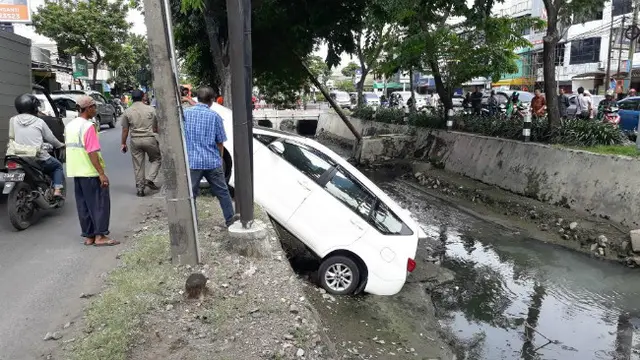 Mobil Tercebur ke Sungai