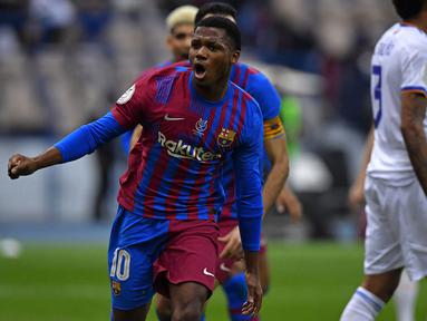 Piala Super Spanyol (Supercopa de Espana) yang telah dimulai sejak tahun 1982 sejatinya mempertemukan dua tim juara Liga Spanyol dan Piala Raja (Copa del Rey). Namun format itu berubah sejak tahun 2019 dengan mempertemukan 4 tim sebagai juara dan runner-up Liga Spanyol dan juara serta runner-up Copa del Rey saat Federasi Sepak Bola Spanyol (RFEF) menandatangani kesepakatan dengan Pemerintah Arab Saudi. Hingga penyelenggaraan pada 2024, terdapat fakta-fakta menarik seperti terciptanya rekor 5 pemain termuda yang mampu mencetak gol dalam ajang tersebut. Siapa saja? Ini dia daftar lengkap kelimanya. (AFP)