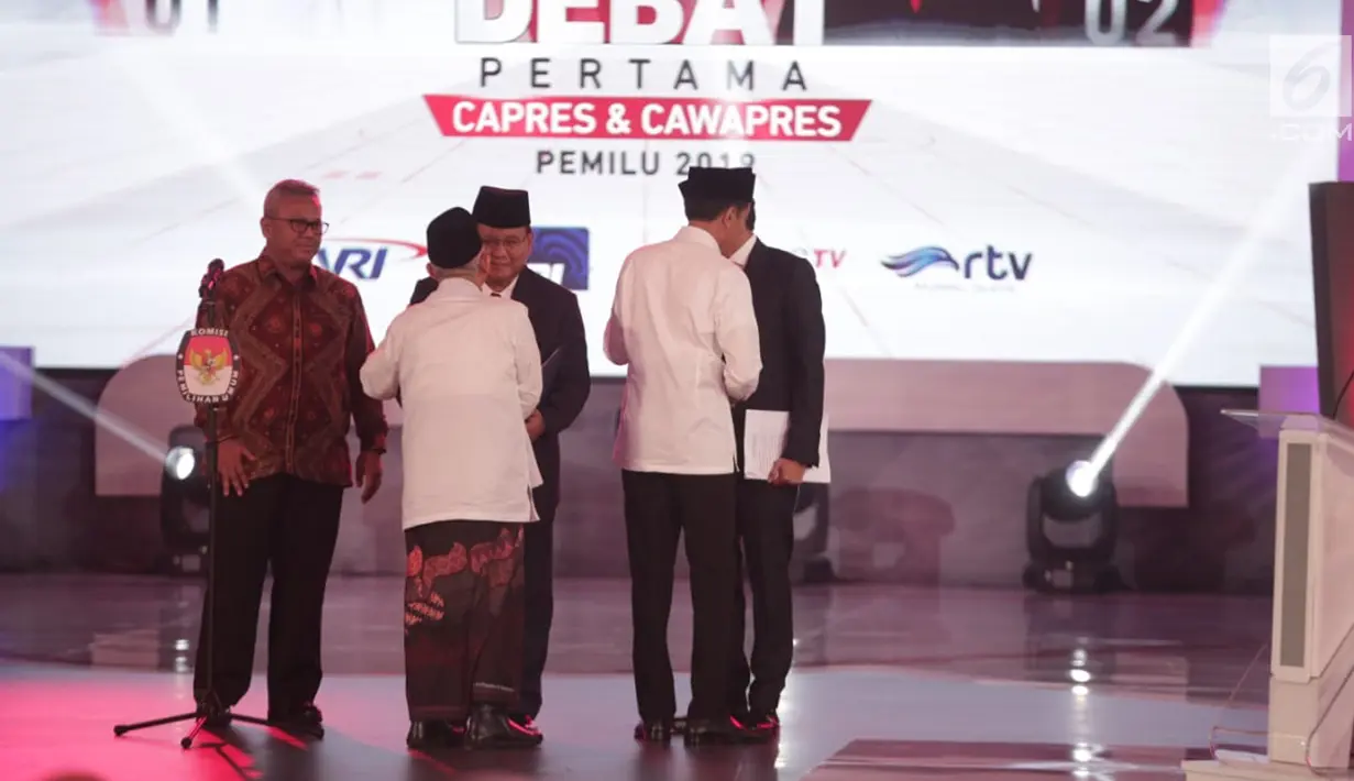 Capres dan Cawapres nomor urut 01 dan 02 Joko Widodo-Ma'ruf Amin, Prabowo Subianto-Sandiaga Uno bersalaman saat Debat Perdana Capres 2019 di Gedung Bidakara, Pancoran, Jakarta Selatan, Kamis (17/1). (Liputan6.com/Faizal Fanani)