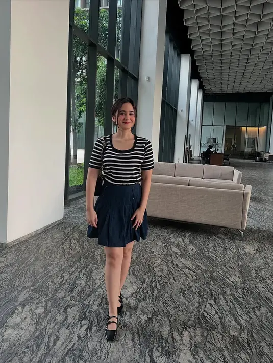Padanan dengan rok mini wanita 22 tahun berwarna biru ini menambah nuansa feminin yang lembut tanpa terlihat berlebihan. Potongan rok yang sederhana, tanpa detail berlebihan, membuatnya tampak elegan namun tetap santai. Rok mini juga memberikan kesan youthful dan segar, mempertegas karakter Tissa yang ceria dan percaya diri. (Liputan6.com/IG/@tissabiani)