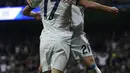 Penyerang Real Madrid, Lucas Vazquez melakukan selebrasi bersama Alvaro Morata usai mencetak gol kegawang Legia Warsawa pada Liga Champion di stadion Santiago Bernabeu, Spanyol, (18/10). (AFP Photo/JAVIER Soriano)