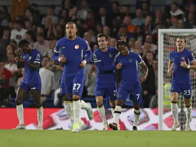 Penyerang Chelsea, Raheem Sterling (kedua kanan) melakukan selebrasi setelah mencetak gol ke gawang Luton Town pada pertandingan lanjutan Liga Inggris di stadion Stamford Bridge di London, Sabtu, 26 Agustus 2023.(AP Photo/Ian Walton)