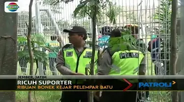 Dipicu aksi pelemparan batu, suporter bola ricuh di Jember, Jawa Timur. Akibatnya, pagar stadion jebol karena dirusak massa.