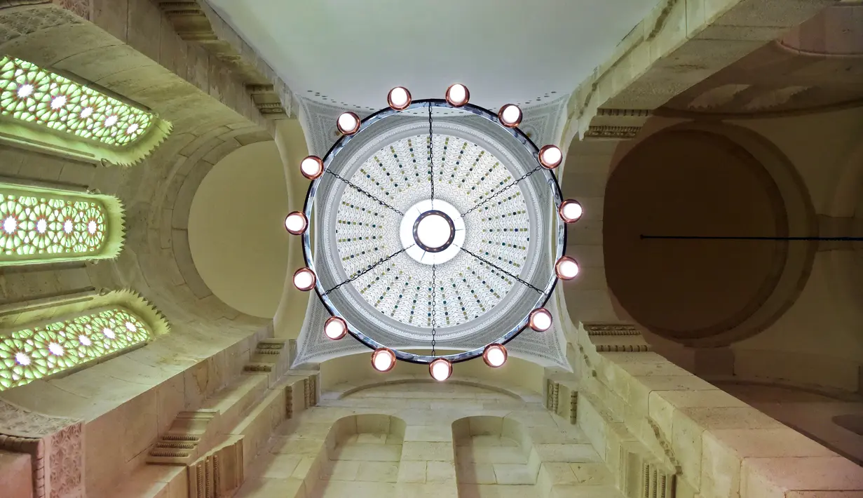 Lampu gantung dan dinding atap Masjid Ketchaoua atau Katsyawah yang berada di distrik Casbah, Aljir, Aljazair, Rabu (15/11). Setelah mengalami renovasi yang cukup lama, masjid ini siap dibuka kembali untuk umum. (AFP Photo/Ryad Kramdi)