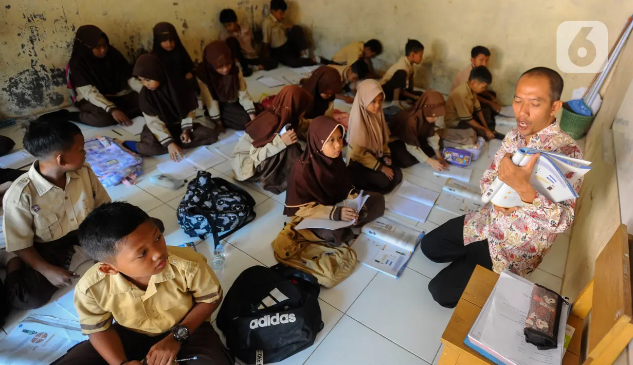 Murid kelas IV SDN Cidokom 02 mengikuti aktivitas belajar di lantai ruangan musala di Rumpin, Bogor, Kamis (05/10/2023). (merdeka.com/Arie Basuki)