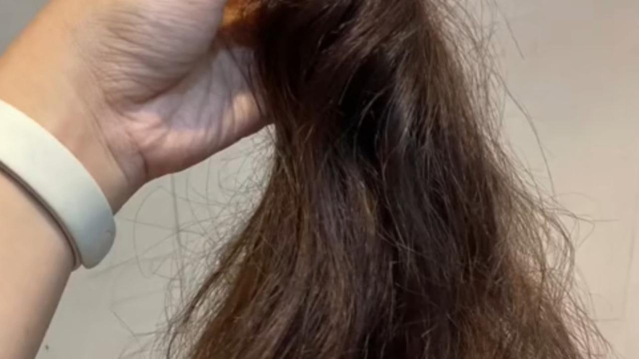 Berjuang Lawan Kanker, Perempuan Ini Tak Kuasa Tahan Tangis Relakan Rambut Indahnya