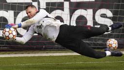 Kiper Bayern Munchen Manuel Neuer menangkap bola saat sesi latihan sebelum leg kedua babak 16 besar Liga Champions di Munich, Senin (7/3/2022). Bayern Munchen akan menjalani laga leg kedua melawan RB Salzburg di Allianz Arena pada Rabu (9/3) dini hari WIB. (AP Photo/Matthias Schrader)