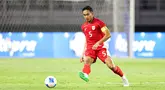 Pemain Timnas Indonesia, Rizky Ridho mengumpan bola dalam laga FIFA Matchday melawan Chinese Taipei di Stadion Gelora Bung Tomo (GBT), Surabaya, Jumat (05/08/2025). (Bola.com/Abdul Aziz)
