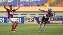 Pemain Madura United, Rafael Feital Da Silva mencetak gol pertama timnya ke gawang Persipura Jayapura dalam laga pekan ke-6 BRI Liga 1 2021/2022 di Stadion Wibawa Mukti, Cikarang, Minggu (03/10/2021). (Bola.com/Bagaskara Lazuardi)