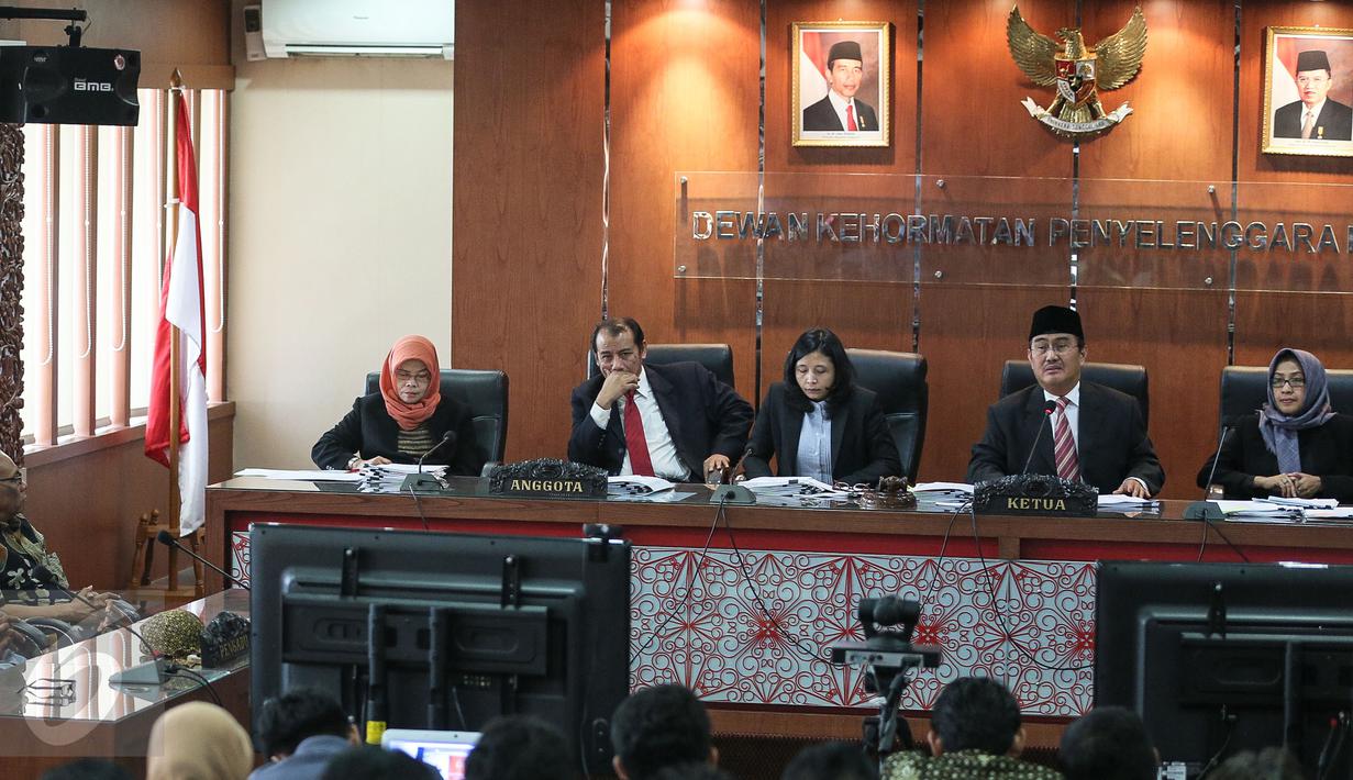 Ketua Dewan Kehormatan Penyelenggara Pemilu (DKPP) Jimly Asshiddiqie (kiri) memimpin persidangan saat sidang terkait pilkada, Jakarta, Rabu (2/12/2015). Sidang tersebut berisi pembacaan 12 putusan terkait pilkada. (Liputan6.com/Faizal Fanani)