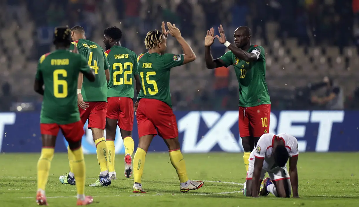 Lima menit sebelum pertandingan berakhir, Dewi Fortuna menghamiri Kamerun. Kapten Vincent Aboubakar (kanan) berhasil membuat brace pada menit ke-85 dan ke-89 yang membuat skor akhir waktu normal pertandingan menjadi 3-3. (AP/Sunday Alamba)