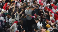 Ganjar Pranowo saat bertemu warga hingga emak-emak asal Jatim. (Istimewa)