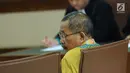 Ketua Pengadilan Tinggi Manado, Sudiwardono mengikuti sidang perdana di Pengadilan Tipikor, Jakarta, Rabu (28/2). Sudiwardono didakwa menerima suap dari Aditya A Moha untuk memengaruhi putusan banding Marlina M Siahaan. (Liputan6.com/Helmi Fithriansyah)